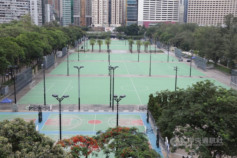 北京「六四事件」33週年前夕，香港康文署3日宣布暫時關閉維多利亞公園至5日凌晨。圖為去年遭警方封鎖的維園。（中央社檔案照片）