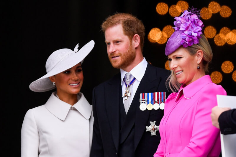 英國哈利王子（左2）與妻子梅根（左1）3日參加王室為女王伊麗莎白二世登基70週年舉行的感恩禮拜。（圖取自facebook.com/TheBritishMonarchy）