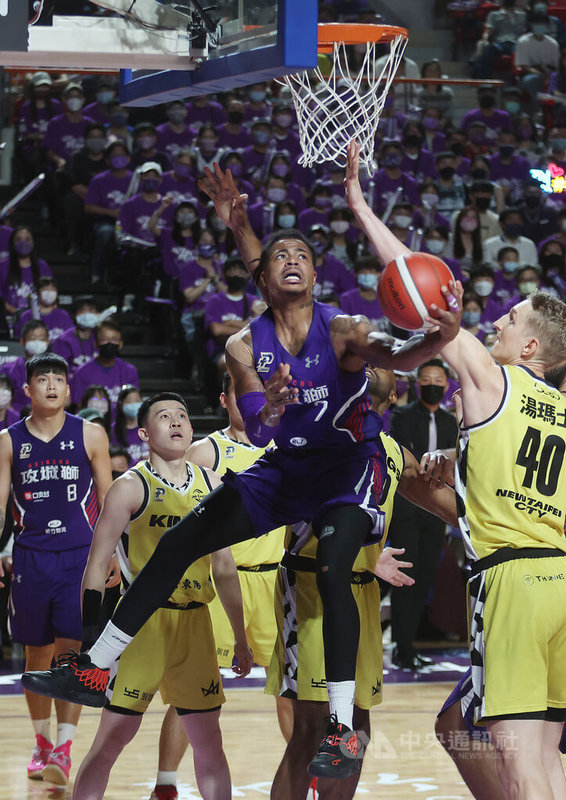 台灣職籃聯盟P. LEAGUE+（簡稱PLG）季後賽展開，3日在新竹縣立體育館由新北國王隊與新竹街口攻城獅隊交手，攻城獅洋將法獅（Nick Faust）（持球者）強攻對手禁區搶分。中央社記者張新偉攝　111年6月3日