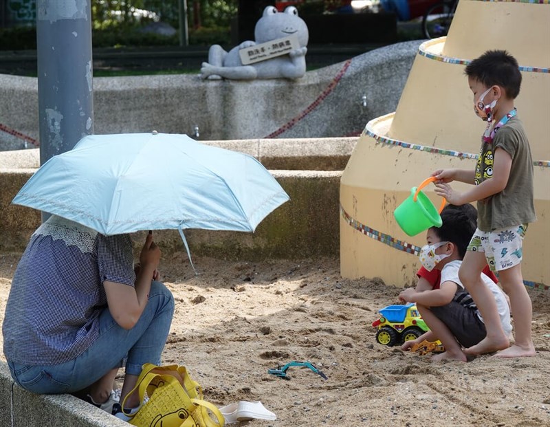 氣象局指出，3日白天各地高溫約攝氏32至34度。圖為在民眾趁著好天氣帶孩童到台北市中央藝文公園遊玩。（中央社檔案照片）