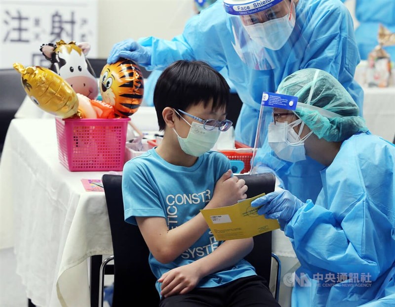 台北市中正紀念堂1日起開設輝瑞兒童疫苗接種站，端午連假不打烊，3日上午有許多民眾帶著孩子前去施打。中央社記者郭日曉攝 111年6月3日