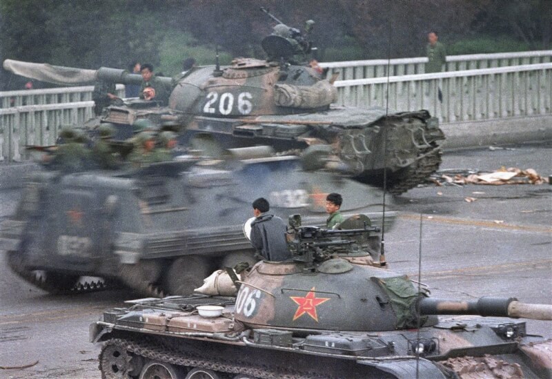 圖為六四鎮壓發生後，在北京街道上的裝甲車與坦克車。（美聯社）