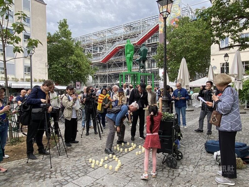 巴黎龐畢度文化中心旁廣場3日晚間上百人手持白玫瑰、點起白燭，共同悼念天安門死難者，控訴中國獨裁暴政。參與者除了中國民眾外，還有西藏、維吾爾、香港、越南、法國等人權組織。中央社記者曾婷瑄巴黎攝111年6月4日