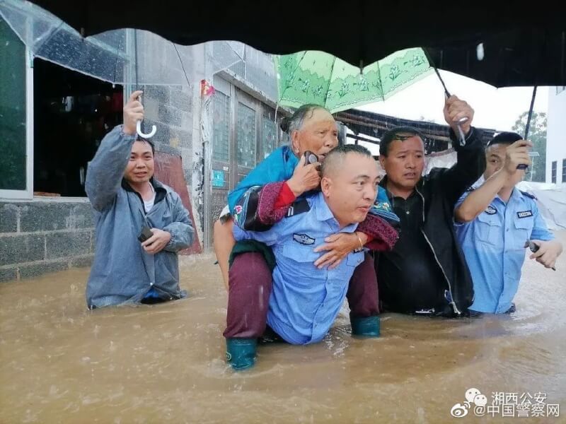 中國湖南省全面進入主汛期，截至3日，暴雨已導致湖南全省27.83萬人受災。圖為湖南警察協助因豪雨而受困的民眾。（圖取自中國警察網微博weibo.com）