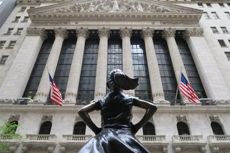圖為紐約證券交易所及對街的大無畏女孩銅像。（中央社檔案照片）