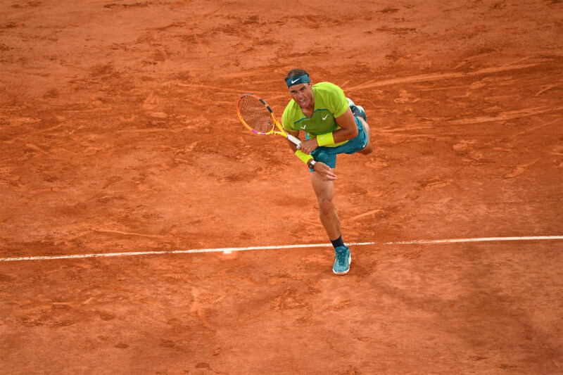 圖為納達爾去年在法國網球公開賽的比賽畫面。（圖取自twitter.com/rolandgarros）