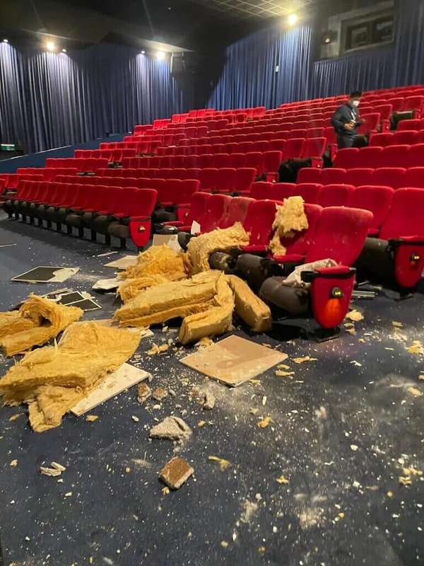 高雄大遠百威秀影城4日早上發生IMAX影廳天花板掉落意外，影城立刻開燈、疏散民眾，幸無人受傷。（周忠信提供）中央社記者曾以寧傳真 111年6月4日