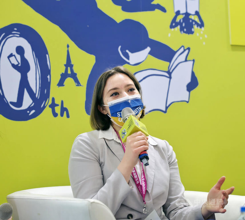 烏克蘭出版集團Yakaboo國際市場發展部主任布恬科（Valentina Butenko）4日下午在2022台北國際書展藍沙龍出席座談活動，以「烏克蘭出版與文化意涵」為主題進行分享。中央社記者王飛華攝　111年6月4日