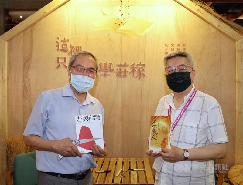 2022台北國際書展3日持續在世貿一館舉行，作家陳芳明（左）、隱地（右）現場對談，暢談自己的文學出版故事。中央社記者王飛華攝 111年6月3日