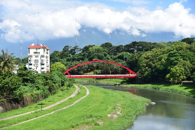 橫跨美崙溪的菁華橋，大紅亮麗的橋身十分顯眼，是花蓮市重要觀光地標之一。（花蓮市公所提供）中央社記者李先鳳傳真  111年6月5日