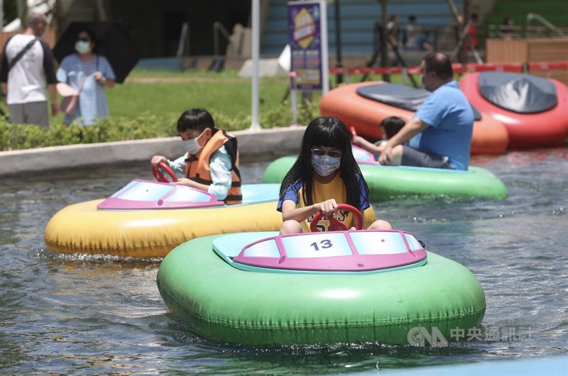 端午連假最後一天，天氣炎熱，小朋友戴著太陽眼鏡在台北兒童新樂園玩耍。中央社記者吳家昇攝 111年6月5日