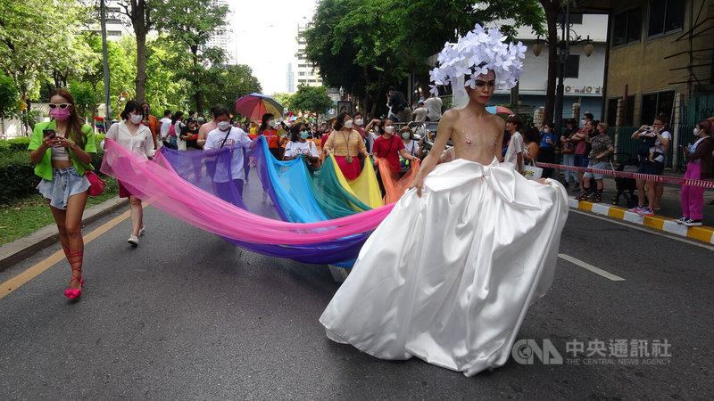 同志驕傲大遊行5日在曼谷市中心熱鬧登場，性別平權運動人士穿上白色婚紗高呼婚姻平權。中央社記者呂欣憓曼谷攝   111年6月5日
