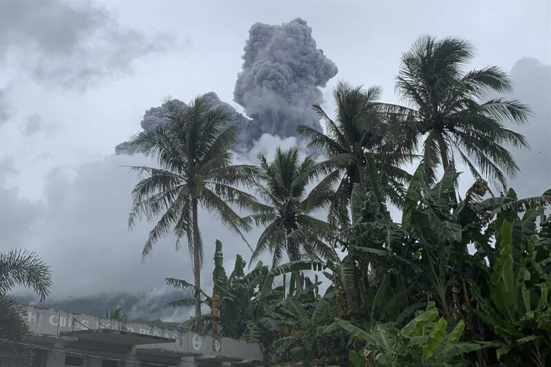 菲律賓呂宋島南端布魯珊火山5日噴發黑煙，當局警告火山可能進一步噴發。（美聯社）