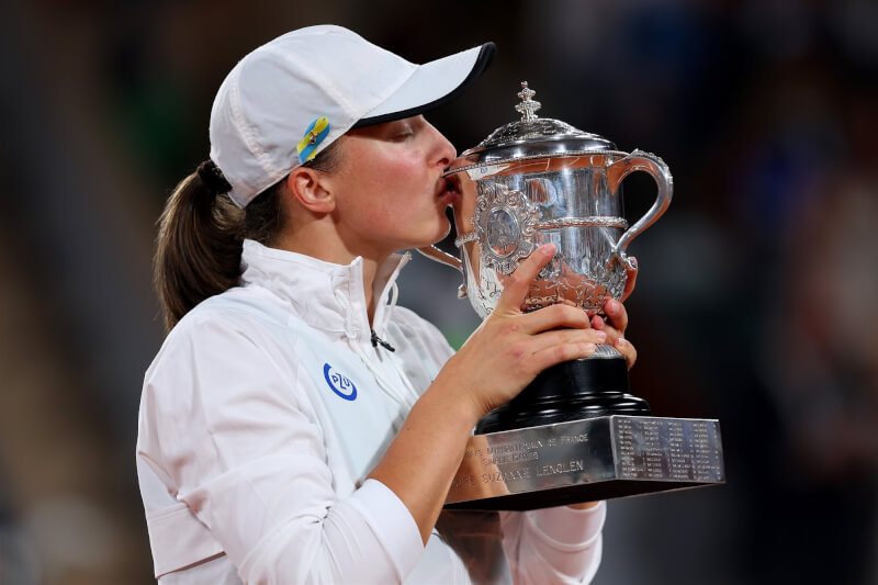 世界球后斯威雅蒂4日拿下生涯第2座法網女單冠軍後，激動表示要「烏克蘭保持堅強」，她的帽子在法網期間始終別上一條烏克蘭國旗色的緞帶。（圖取自twitter.com/WTA）