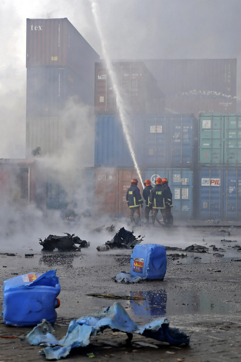 孟加拉南部吉大港附近一座貨櫃倉庫5日大火引發化學品爆炸，多名消防員不幸殉職。圖為消防人員現場灌救。（法新社）
