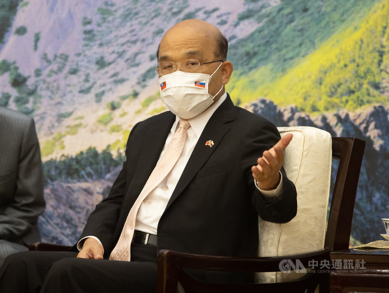 行政院長蘇貞昌(圖)6日在行政院玉山廳接見斯洛伐克國會及布拉提斯拉瓦省聯合訪問團,表達歡迎之意。中央社記者謝佳璋攝 111年6月6日