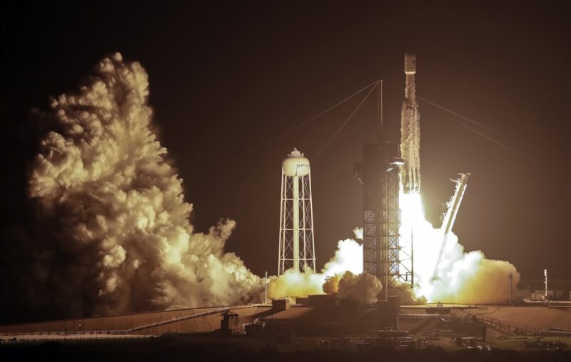 圖為2019年6月25日，福爾摩沙衛星七號在美國佛羅里達州甘迺迪太空中心，搭乘SpaceX獵鷹重型火箭發射升空。（美聯社）