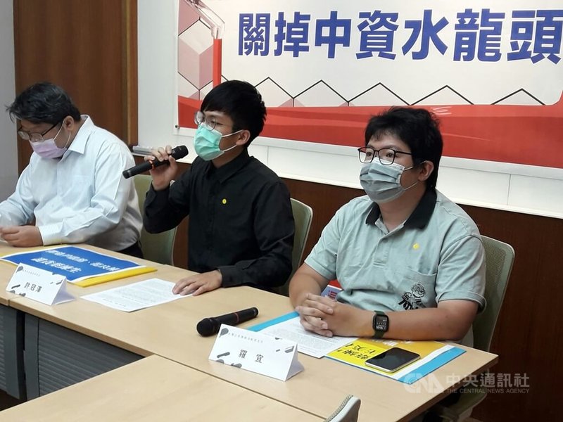 經濟民主連合6日召開記者會,研究員許冠澤(中)、智庫召集人賴中強(左)及台灣公民陣線活動部主任羅宜(右)出席,質疑2009年制定的現行「大陸地區人民來台投資許可辦法」第3條對於中資定義的規定有漏洞,是現今中資水龍頭關不起來的原因,呼籲修補相關規定。中央社記者范正祥攝 111年6月6日