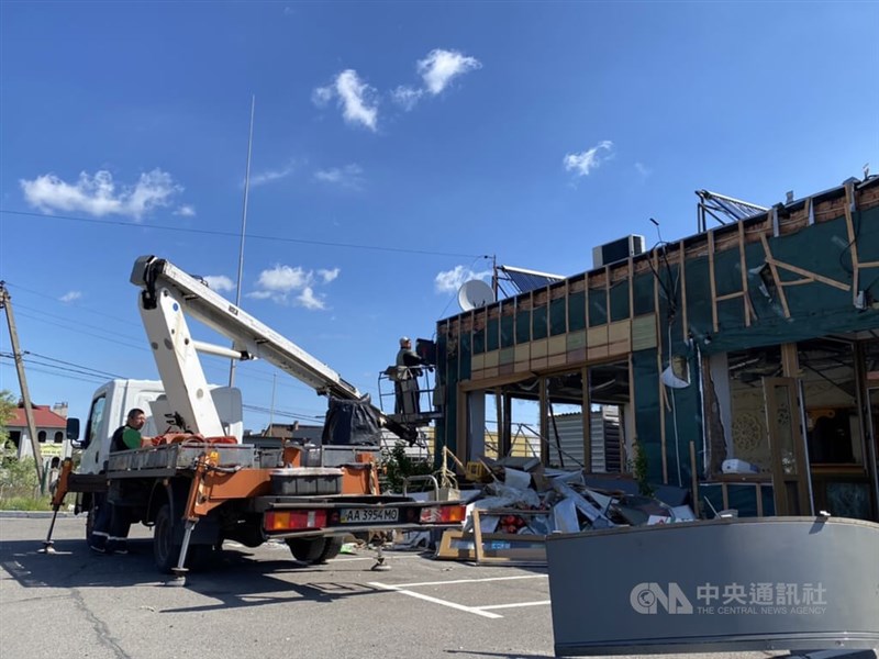 烏克蘭首都基輔郊區一座加油站,在俄烏戰爭開打之初被摧毀,圖為烏克蘭工人開始清理工作。中央社記者鍾佑貞基輔攝 111年6月6日