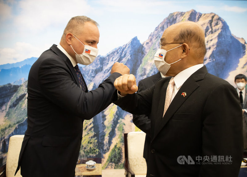 行政院長蘇貞昌(前右)6日在行政院玉山廳接見斯洛伐克國會及布拉提斯拉瓦省聯合訪問團,和布拉提斯拉瓦(Bratislava)省長德若巴(Juraj Droba)(左)碰肘致意。中央社記者謝佳璋攝 111年6月6日