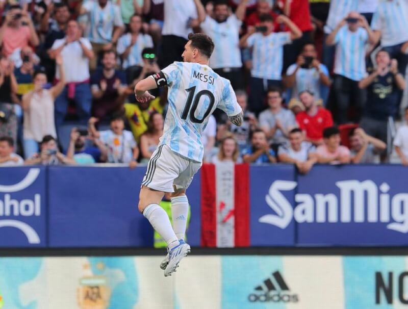 阿根廷與愛沙尼亞5日在西班牙班普羅納進行友誼賽，阿根廷以5比0大勝，當家足球巨星梅西獨進5球。（圖取自twitter.com/PSG_English）