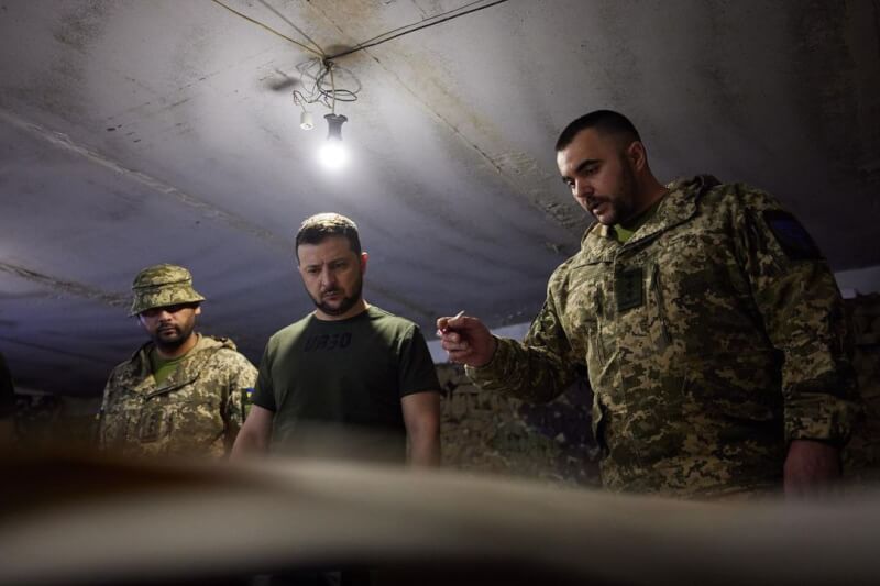 烏克蘭總統府5日表示，總統澤倫斯基（中）在東南部的札波羅熱地區視察前線部隊。（圖取自instagram.com/zelenskiy_official）