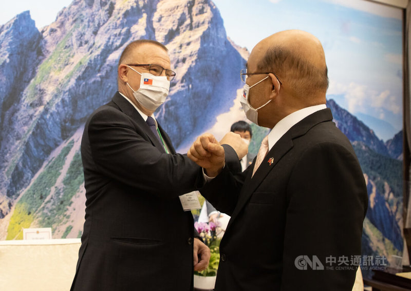 行政院長蘇貞昌(右)6日上午在行政院玉山廳接見斯洛伐克國會及布拉提斯拉瓦省聯合訪問團,和斯洛伐克國會副議長勞倫契克(Milan Laurencik)(左)碰肘致意。中央社記者謝佳璋攝 111年6月6日