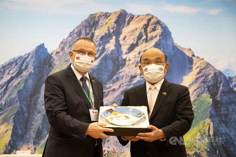 行政院長蘇貞昌(右)6日上午在行政院玉山廳接見斯洛伐克國會及布拉提斯拉瓦省聯合訪問團,與斯洛伐克國會副議長勞倫契克(Milan Laurencik)(左)互贈禮物並合影。中央社記者謝佳璋攝 111年6月6日