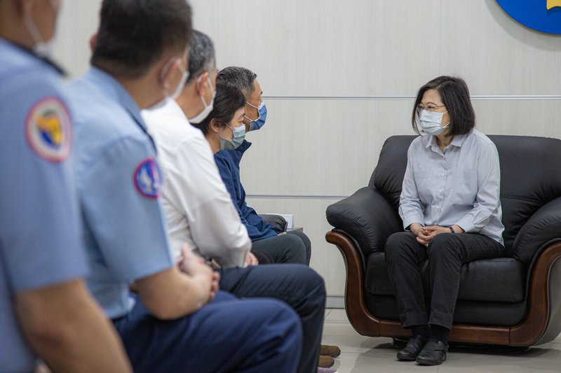 總統蔡英文(右)6日探視慰問殉職飛行官徐大鈞少尉的家屬,指示國防部徹底釐清事故原因,並全力協助飛官家屬處理後續事宜。(軍聞社提供)中央社記者葉素萍傳真 111年6月6日