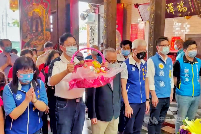 國民黨桃園市長參選人張善政（前排左2）6日前往桃園市蘆竹區五福宮參拜。中央社記者吳睿騏桃園攝  111年6月6日
