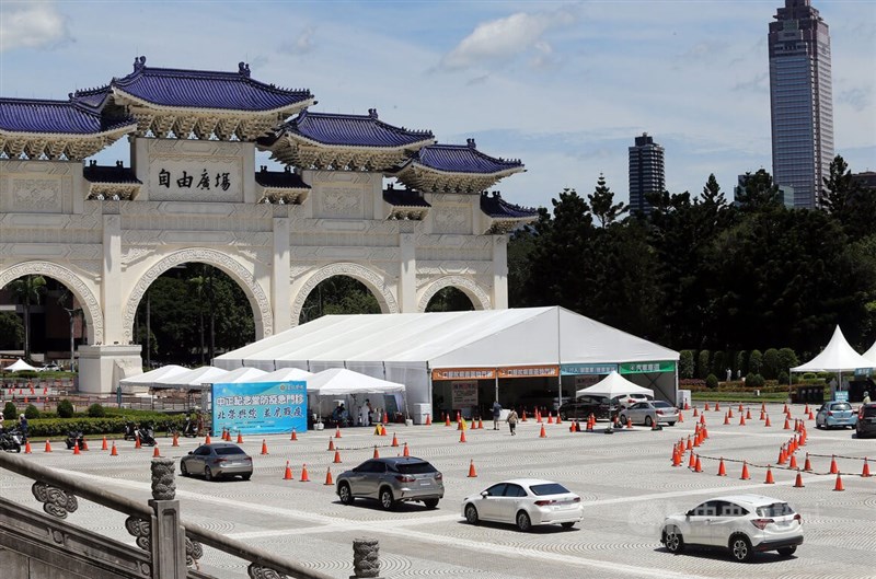 台北市衛生局宣布，北士科及中正紀念堂車來速篩檢站將營運至8日，9日下線。圖為中正紀念堂「車來速」。（中央社檔案照片）