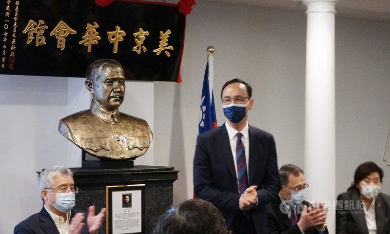 國民黨主席朱立倫(立者)走訪華府美京中華會館,與當地僑領交流。中央社記者江今葉華盛頓攝 111年6月6日