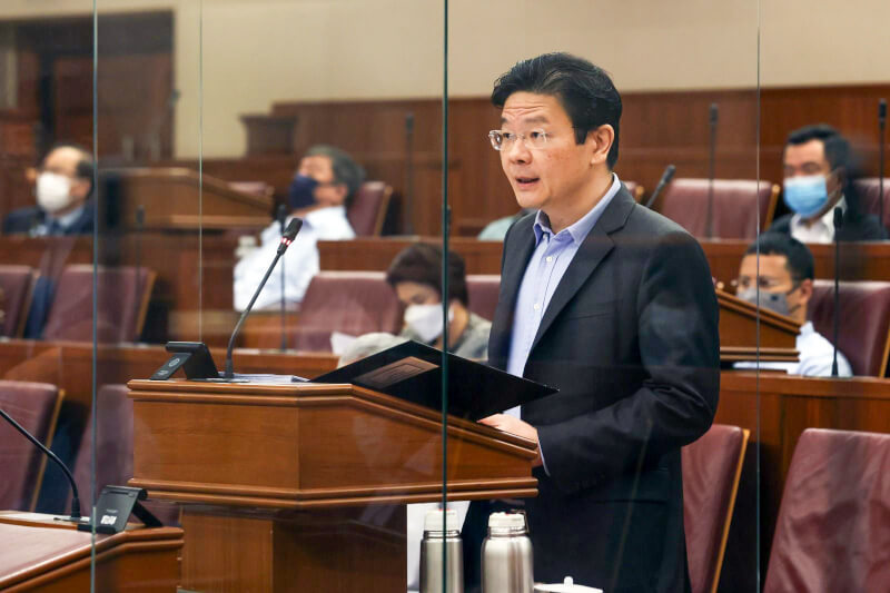 被視為新加坡下任總理人選的黃循財（前）升任副總理。（圖取自facebook.com/LawrenceWongST）