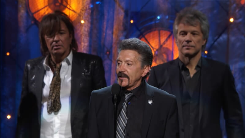 美國樂團邦喬飛的主唱瓊邦喬飛（後右）6日宣布，共同走過1980年代鼎盛時期的創團貝斯手薩奇（前）過世。圖後左為李奇山姆柏拉。（圖取自Bon Jovi YouTube頻道網頁youtube.com）