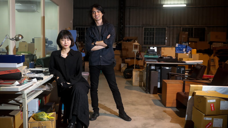 以《八歌浪Pakelang》唱片包裝設計，為台灣奪下首座葛萊美獎座的兩位設計師李政瀚（右）和于薇，兩人一個35歲、一個23歲，首次報獎就獲得肯定。（攝影：裴禛）