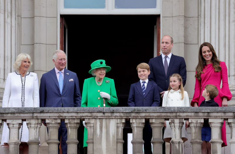 英國女王伊麗莎白二世（左3）5日罕見公開露面，在民眾歡呼聲中為她歷史性的白金禧慶典拉下帷幕。（圖取自facebook.com/TheBritishMonarchy）