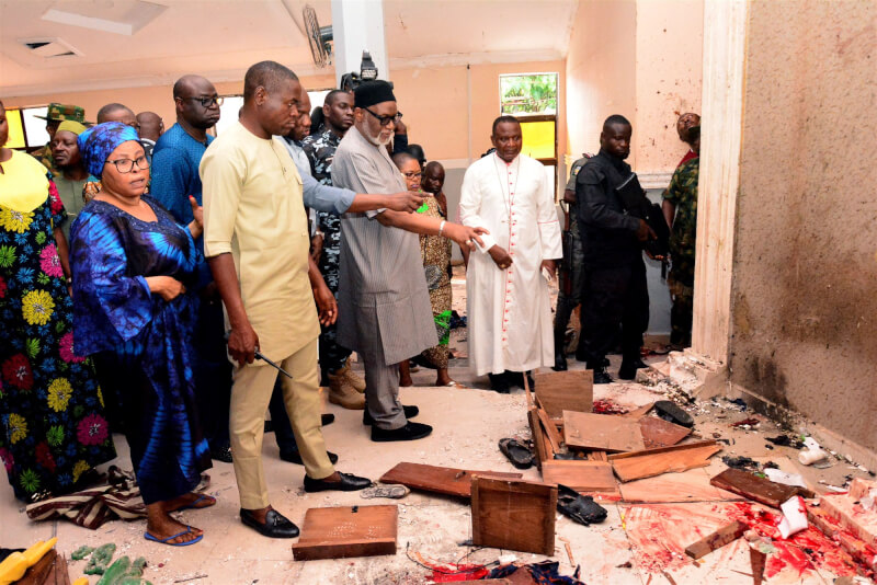 奈及利亞南部翁多州一座天主教堂遭多名攜帶炸藥的槍手攻擊，造成至少50人死亡。圖為案件發生後州長（前左3）到現場視察。（法新社）