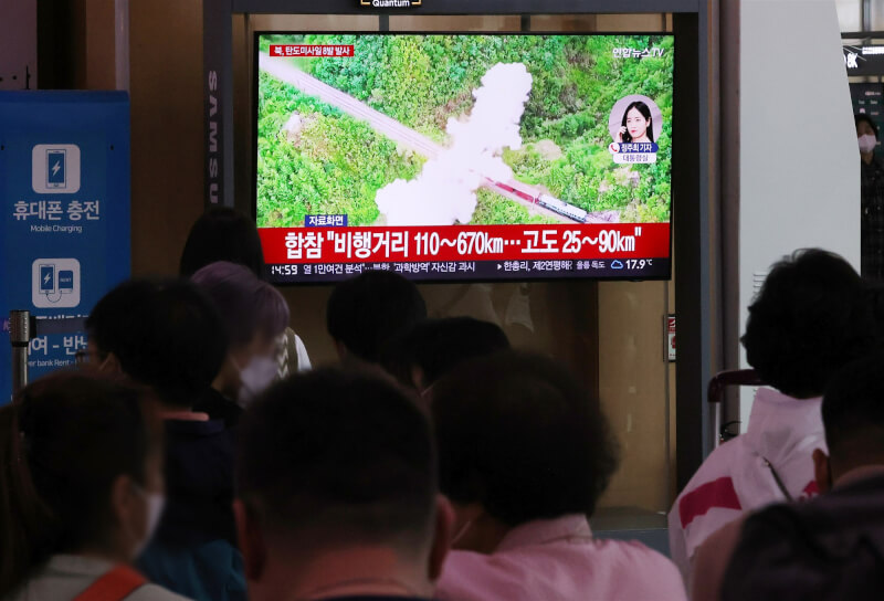 南韓合同參謀本部6日和美國朝東部海域（日本海）發射8枚彈道飛彈，回應北韓5日的飛彈試射。圖為南韓民眾在看北韓發射飛彈的相關新聞。（韓聯社）