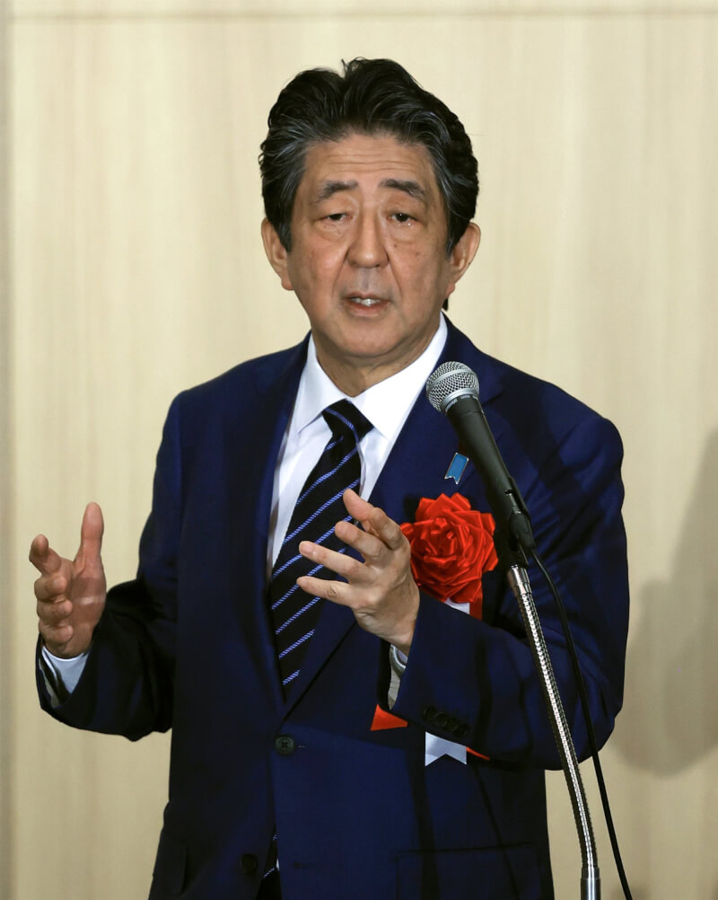 日本前首相安倍晉三7月8日上午在奈良市演說時遭槍擊送醫。共同社指出，安倍心肺功能停止，他們的記者當時聽到2聲槍響。圖為安倍晉三5月21日演講畫面。（共同社）