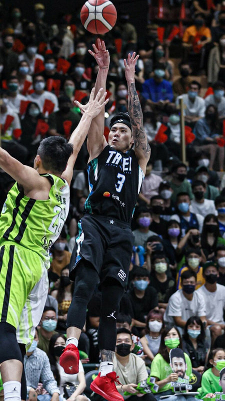 台灣職籃聯盟P. LEAGUE+ 台北富邦勇士隊6日季後賽第2戰以100比94扳倒福爾摩沙台新夢想家,勇士隊此役12名上場的球員都有得分,張宗憲(右)攻下全隊最高18分,連2戰得分全隊最高。(富邦勇士提供)中央社記者黃巧雯傳真 111年6月6日