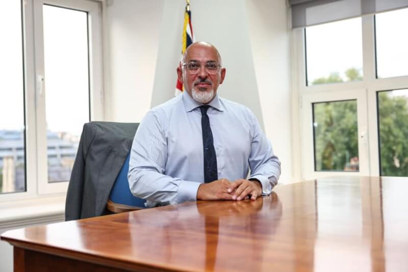 英國教育大臣查哈威。(圖取自facebook.com/NadhimZahawi)