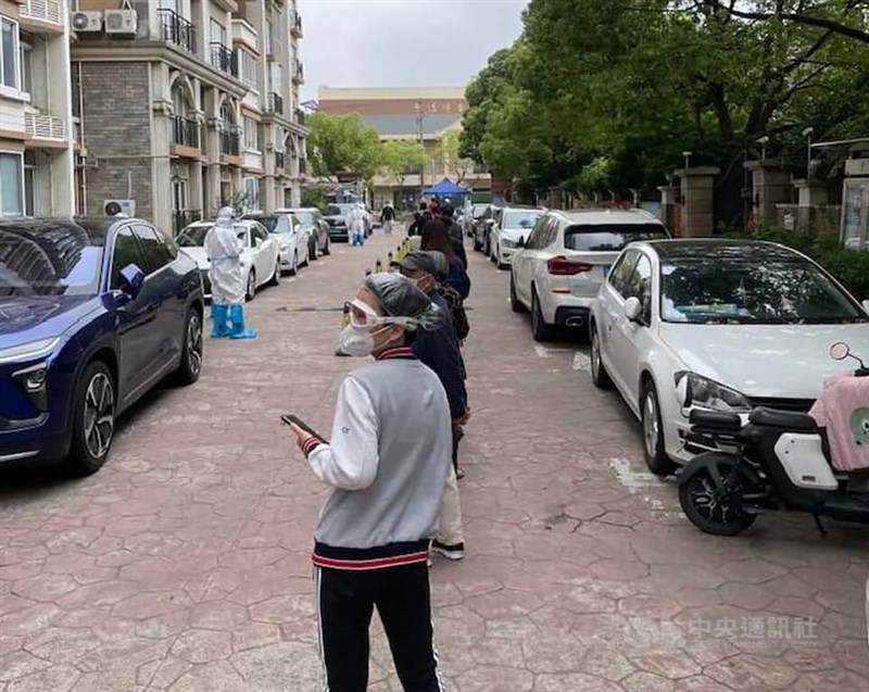 上海封城2個月,頻繁的核酸檢測成為日常生活的一部分。圖為封城期間上海一處社區進行核酸檢測。(中央社檔案照片)