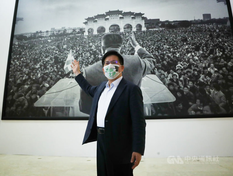無任所大使林佳龍（圖）7日到台北市中正紀念堂參觀常設展「自由的靈魂VS.獨裁者－台灣言論自由之路」，談起當年參與野百合學運，自己也是這張歷史照片中的一分子。中央社記者王騰毅攝  111年6月7日