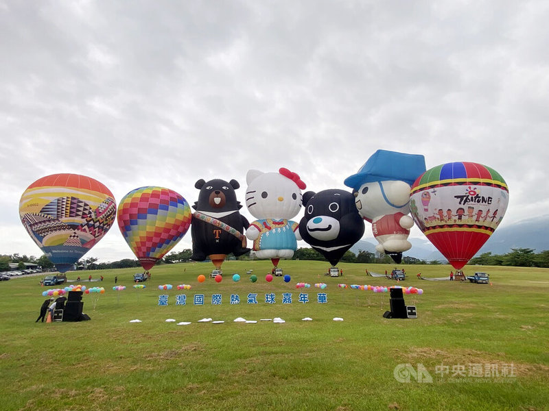 台東縣政府7日舉行記者會宣布台東國際熱氣球嘉年華活動將於7月2日登場，預計有20顆國外造型球參加；7顆國內球7日一同亮相。中央社記者盧太城台東攝 111年6月7日