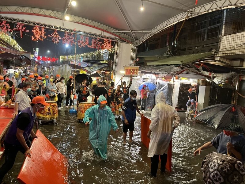 苗栗縣通霄鎮白沙屯拱天宮媽祖進香7日凌晨舉行開爐儀式,但卻在開爐前數小時下起大雨,廟前道路頓時汪洋一片。(民眾提供)中央社記者管瑞平傳真 111年6月7日