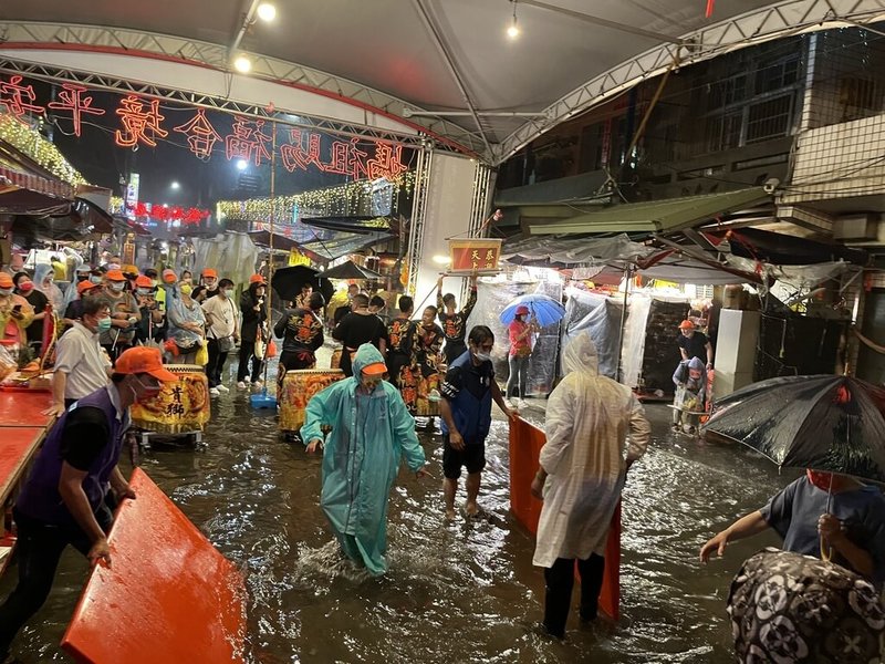 苗栗縣通霄鎮白沙屯拱天宮媽祖進香7日凌晨舉行開爐儀式，但卻在開爐前數小時下起大雨，廟前道路頓時汪洋一片。（民眾提供）中央社記者管瑞平傳真  111年6月7日