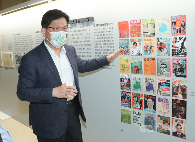 無任所大使林佳龍(圖)7日到台北市中正紀念堂參觀常設展「自由的靈魂VS.獨裁者-台灣言論自由之路」,曾參與野百合學運的他透露,自己過去收集了很多雜誌文本。中央社記者王騰毅攝 111年6月7日