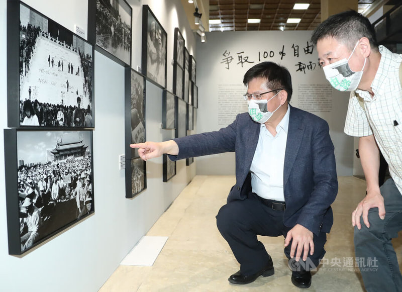 無任所大使林佳龍(左)7日到台北市中正紀念堂參觀常設展「自由的靈魂VS.獨裁者-台灣言論自由之路」,指著老照片,回憶當年參與野百合學運的點滴過程。中央社記者王騰毅攝 111年6月7日