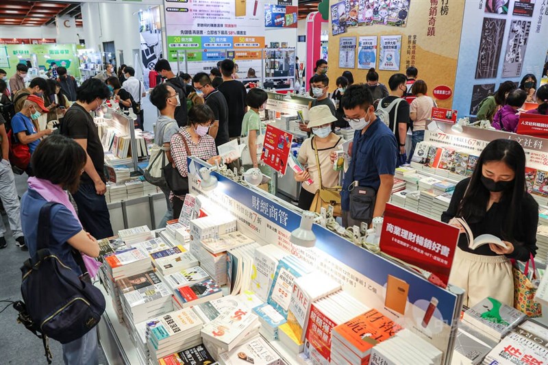 2022第30屆台北國際書展7日為最後一天展出，許多愛書人前往參觀選購，看書人潮擠滿攤位。中央社記者鄭清元攝 111年6月7日