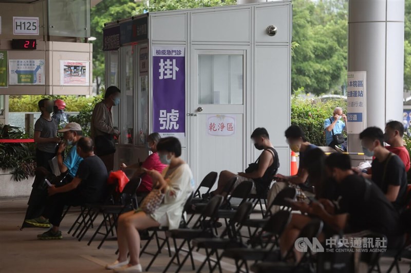 中央流行疫情指揮中心7日公布,新增8萬2973例本土個案。圖為民眾6日到亞東醫院防疫急門診掛號候診。(中央社檔案照片)